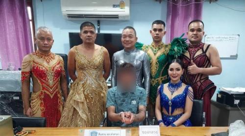 Niște polițiști thailandezi s au deghizat în dansatoare „atrăgătoare” ca să poată să se apropie de un infractor și să l aresteze