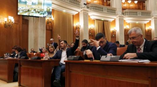 Primii parlamentari care anunță că nu mai votează moțiunea anti Bolojan, deși au semnat o. „Nu girăm jocurile PSD–AUR”