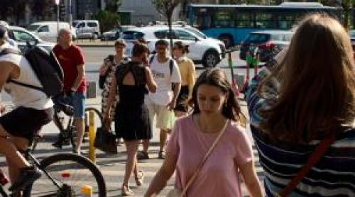 Românii îşi caută al doilea job ca să facă faţă scumpirilor. Domeniile cu angajări record şi salarii pe măsură