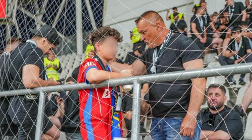 Scandal în Dinamo – FCSB! Un copil, fan al roş albaştrilor, evacuat de jandarmi din mijlocul fanilor dinamovişti. Video
