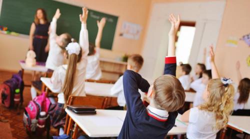 Ultima decizie luată de Bolojan în Guvern, înainte de moţiune: primă de 1.500 de lei pentru profesori. Cum trebuie cheltuiţi banii