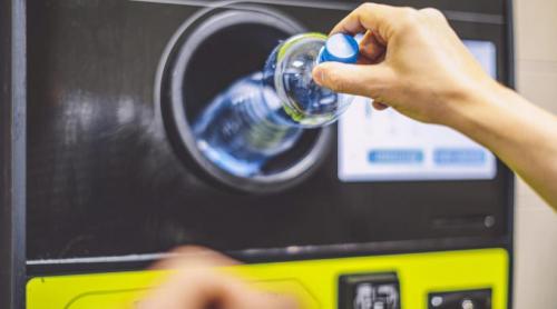 Un bărbat s a dus la aparatul de reciclare cu aproape 8.000 de sticle și doze și l a ținut ocupat 8 ore. Câți bani a încasat