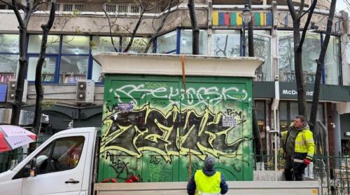 Un chioşc "uitat" de 20 de ani în centrul Bucureştiului a fost ridicat de autorităţi. Imagini cu ce au găsit muncitorii sub el