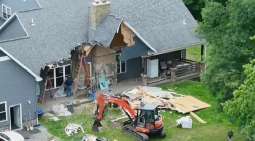 Amenințat cu divorțul, un bărbat i a spus soției că dărâmă casa. Apoi s a urcat în excavator și asta a făcut