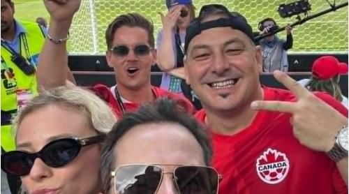 Câți bani a plătit celebrul fan român pentru a asista la meciul Canada – Bosnia! S a bucurat la golul lui Jovo Lukic: „Parcă era român de al nostru”