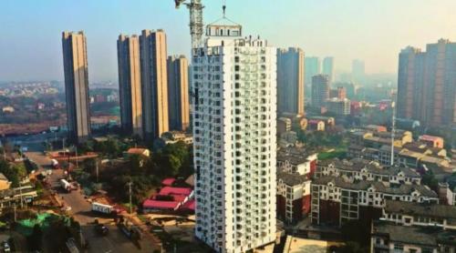 Chinezii au construit un bloc de locuințe de 26 de etaje în 5 zile. Spun că rezistă la cutremure și este complet mobilat