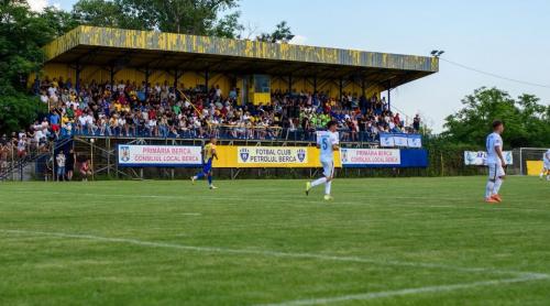 Comuna din România cu teren de fotbal ca n Premier League. Gazon perfect și mii de oameni la meci