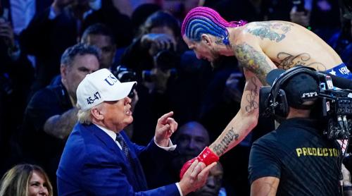 Donald Trump a urcat în ringul UFC la 80 de ani! Președintele SUA, martor la declarații stânjenitoare: „O s o lovesc pe maică ta!” / „Michelle Obama este bărbat!”. Foto & Video