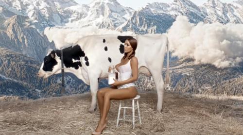 Kanye West și Bianca Censori șochează din nou, cu un videoclip muzical bizar în care soția artistului mulge vaca aproape dezbrăcată