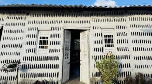 Maria și mama ei și au construit o casă de 70 mp din 8.000 de sticle găsite pe stradă. Interiorul este spectaculos
