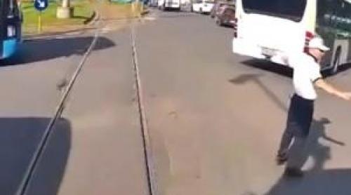 Momentul în care două tramvaie se ciocnesc în zona Obor din Capitală, în timp ce polițiștii dirijau traficul