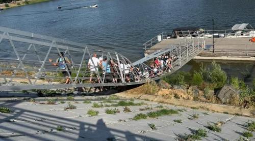 O pasarelă s a rupt chiar la inaugurarea Portului Turistic Călărași. Un copil și doi adulți au fost răniți