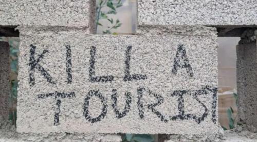 „Omorâți un turist”   mesajul șocant apărut pe un zid, într o destinație iubită de români. Sunt anunțate proteste de amploare