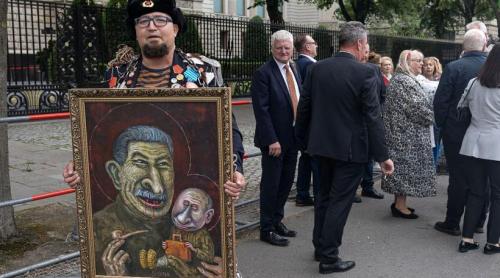 S a plimbat cu o caricatură a lui Stalin și Putin în fața ambasadei ruse din Berlin. 3 zile mai târziu, a fost asasinat într o parcare
