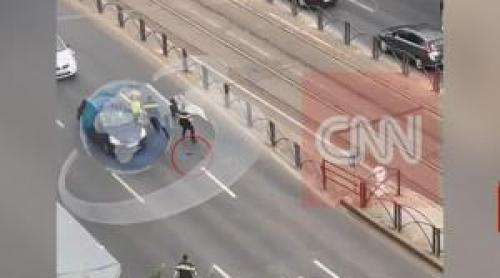 Tânăr în şort vs. 5 poliţişti din Bucureşti. Un agent cade pe spate, unul îşi pierde pistolul. VIDEO