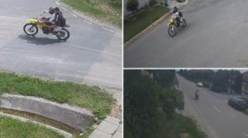 Ultimele clipe din viaţa celor doi tineri aflaţi pe motocicletă, surprinse de camerele de supraveghere