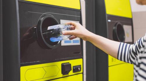 Un bărbat s a dus cu 1.371 de sticle și doze la aparatul de reciclat dintr un magazin, în Polonia. Câți bani a primit