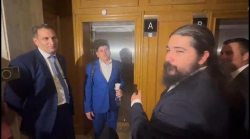 Un deputat AUR anunță, într un dialog filmat cu parlamentari USR, o "surpriză surprinzătoare”: ”Kinder cu surpriză o să fiţi"