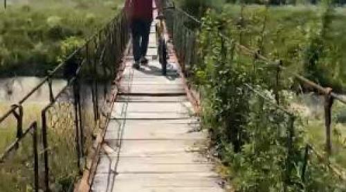 Adolescent, mort după ce a căzut de pe o punte, peste râul Suceava. Tânărul se afla pe bicicletă