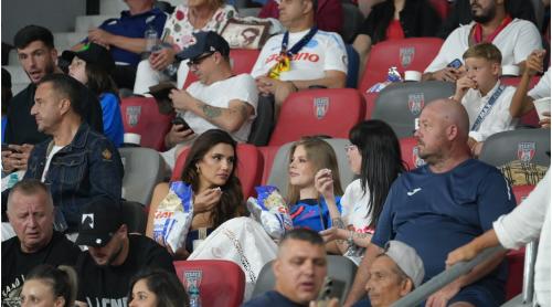 Antonia Salanță, iubita lui Daniel Bîrligea, și sora ei, Loredana Salanță, au furat toate privirile la FCSB – FC Argeș. Foto