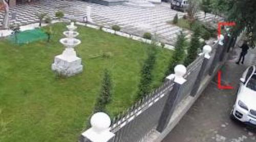 Atac mafiot în Ţăndărei. Trei indivizi au ciuruit casa rivalilor, la ordinul unui lider din străinătate 