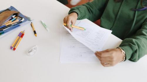 Bac 2026. Candidații care nu ajung la timp la probele de Matematică și Istorie pot susține proba la ora 13:00, cu subiectele de rezervă