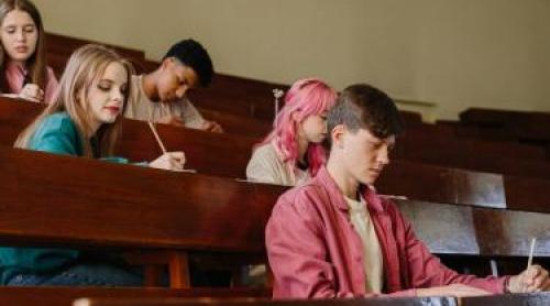 „Bătaie” pe locurile de la cea mai râvnită facultate din România. 10 candidați se luptă pentru un singur loc