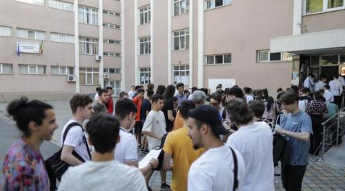 Caz bizar la Bacalaureat: Un elev suspect de fraudă a rămas în sala de examen. I a spus polițistului: "Nu pui mâna pe mine fără mandat"