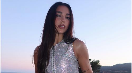 Dua Lipa i a cucerit pe toți cu cele mai intime imagini dintr o destinație de vacanță superbă. Vedeta s a pozat în tricoul lui Napoli