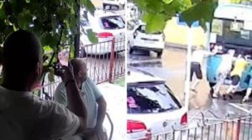 Femeile împing autobuzul în timp ce bărbaţii râd şi filmează de la umbra unei terase. Imagini virale în Galaţi