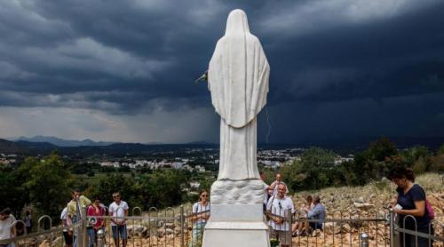 Furie în Bosnia. Statuia Fecioarei Maria din Medjugorje a fost desfigurată și incendiată: „Diavolul în fustă”