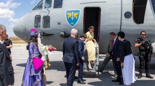 Imagini de la sosirea lui Nicuşor Dan la Ankara cu avionul Spartan, pentru Summitul NATO. Preşedintele e însoţit de Mirabela Grădinaru