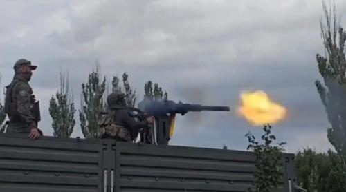 Imagini virale cu un soldat rus care scapă de sub control o mitralieră YakB 12.7. Arma a fost proiectată iniţial pentru elicoptere