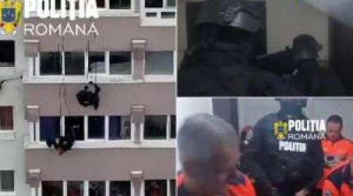 Momentul în care alpiniștii și mascaţii pătrund într un apartament din Sectorul 6 pentru a salva o femeie