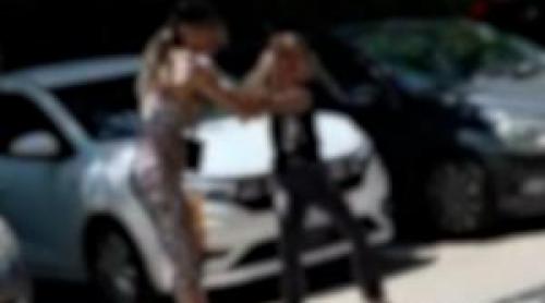 "Nu mai pot, mă disperă!" Mamă filmată în timp ce își brusca fiica pe o stradă din Constanța