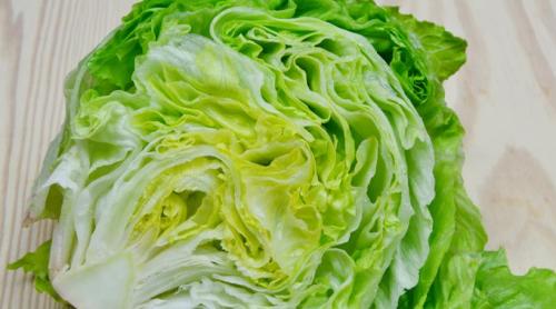 „Nu mâncați salata iceberg”. Un fast food faimos scoate salata din meniu după ce mii de oameni au fost infectați cu ciclosporiază