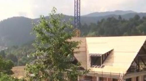 Oraşul din România unde pământul se prăvăleşte peste gospodării. Localnicii se tem de următoarea furtună