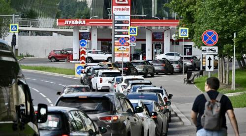 Profesorii din Rusia sunt chemați din vacanță să păzească cozile la benzinării. În schimb primesc doar ceai și cafea