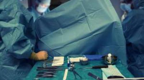 Șoc pentru o femeie după ce și a scos implanturile mamare! Ce au descoperit medicii în interiorul lor