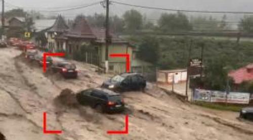 Tânără luată de ape de pe un trotuar din Buşteni. Imagini de coşmar după ruperea de nori