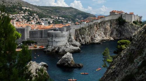 Țara din Balcani preferată de mulți români pentru vacanțe a devenit mai scumpă decât Spania și Grecia: „Își pierde avantajul”