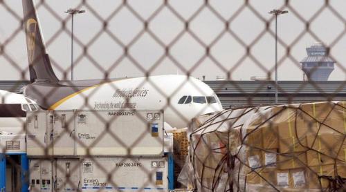 Un băiat de 19 ani fără bani de bilet s a pus într un colet ca să ajungă acasă, în Marea Britanie, dar a fost expediat în SUA
