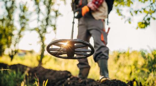 Un bărbat cu un detector de metale a descoperit pe câmp o comoară romană „rară”, veche de 2.000 de ani