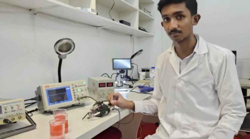 Un elev de 17 ani a construit din piese vechi de la laptop și televizor un purificator de apă alimentat cu energie solară