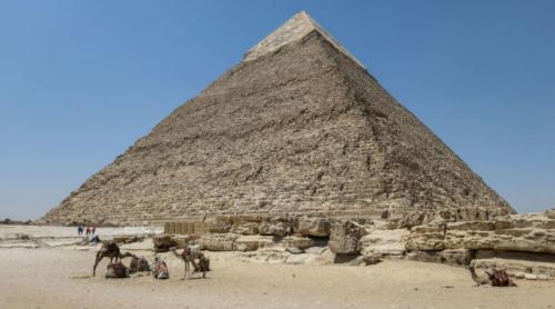 Un miliardar vrea să schimbe piramidele din Giza. A semnat un contract pentru un proiect care transformă platoul în afacere
