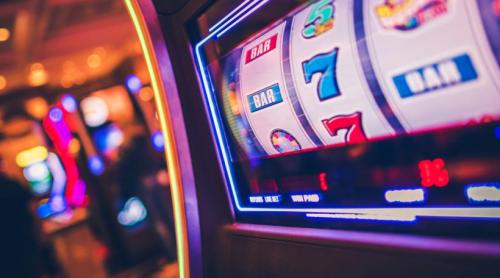 Un pasager a câștigat 3,3 milioane de dolari la păcănele, în aeroportul din Las Vegas, după ce a jucat doar 10 dolari