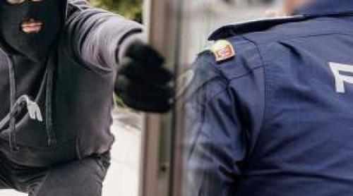 Unul dintre membrii clanului Buricea a intrat peste un polițist în casă! Ce a făcut omul legii