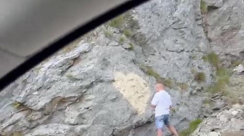 Bărbatul care a vandalizat o stâncă pe Transfăgărășan cu o "declaraţie de dragoste" e căutat de poliție și comisarii de mediu