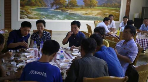 Coreea de Nord le spune oamenilor să mănânce supă de câine ca să facă față caniculei în „mod patriotic”. Ce este „dangogi guk”