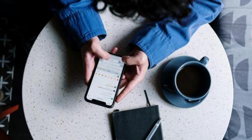 De ce unele persoane răspund târziu la mesajele de pe WhatsApp? Psihologii indică epuizarea mentală
